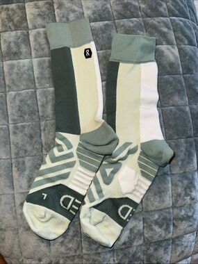 On Running Size Medium Running Athletic Crew Socks like new